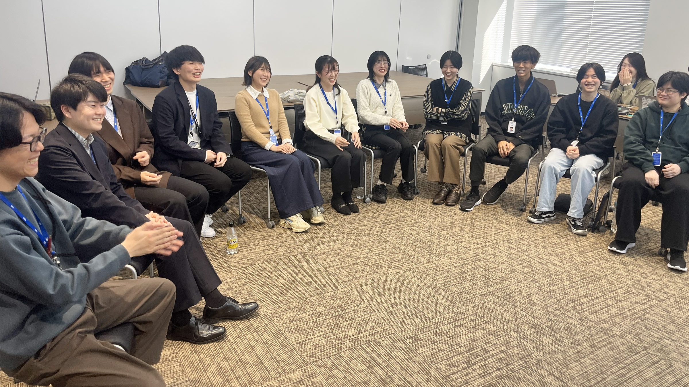 座談会で自己紹介をする様子